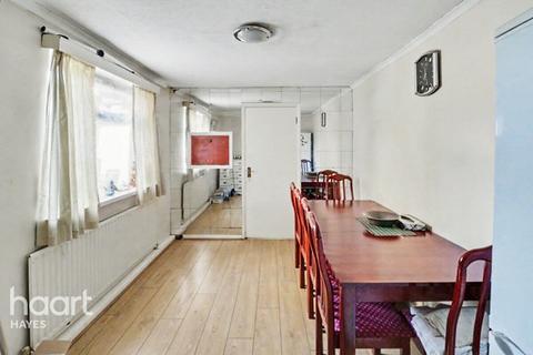 4 bed property, in Cromwell Road, £499,950