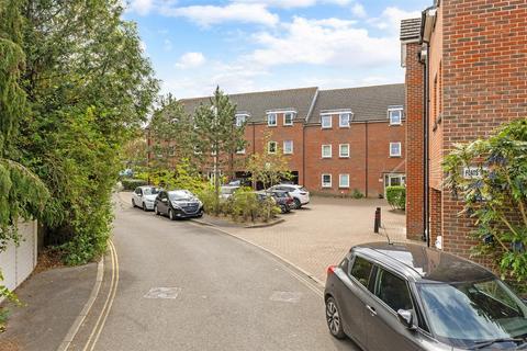2 bed property, in Claycorn Court Claygate, £295,000