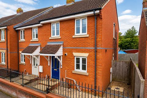 2 bed property, in Goring Road, £275,000