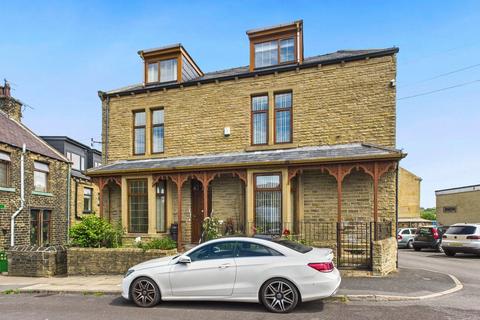 8 bed property, in Birch Lane, £450,000