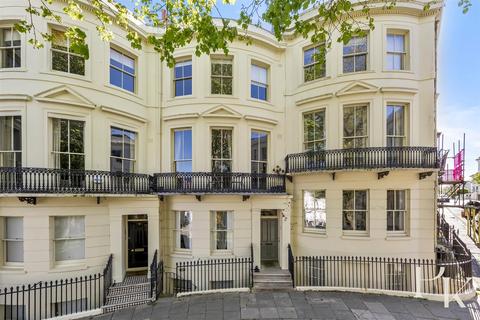 2 bed property, in Powis Square, £325,000