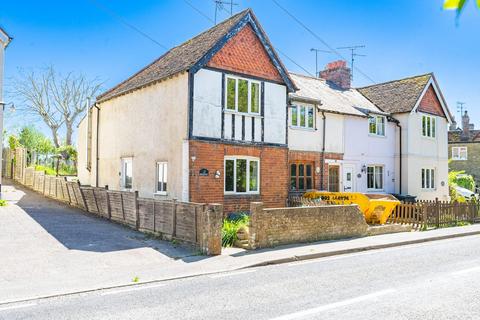 2 bed property, in Dunmow Road, £275,000