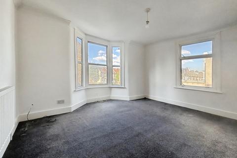 2 bed property, in Chadwin Road, £250,000