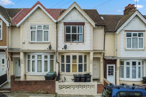 3 bed property, in Pier Rd, £300,000