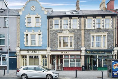 7 bed property, in Commercial Road, £190,000