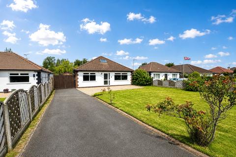 2 bed property, in Pool Hey Lane, £300,000
