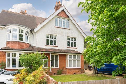 2 bed property, in Mayfield Road, £535,000