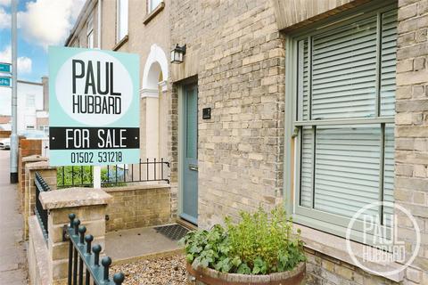 2 bed property, in Stradbroke Road, £230,000