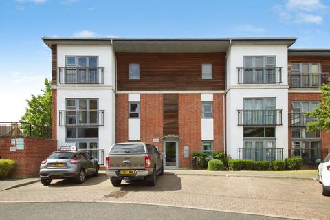 2 bed property, in Riverside Close, £260,000