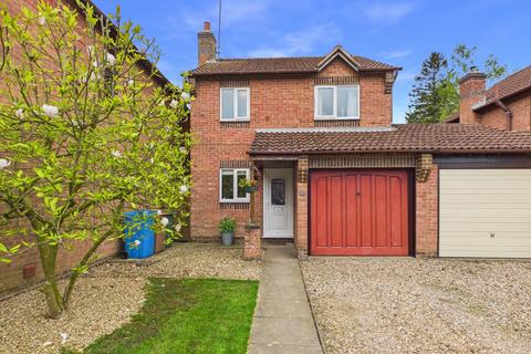3 bed property, in Teal Close, £275,000