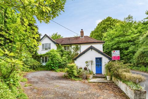 4 bed property, in Westbury Road, £450,000
