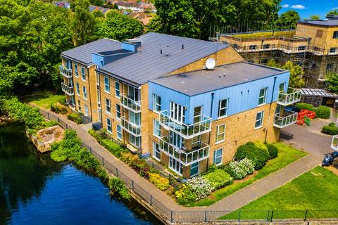 1 bed property, in Basildon Court, £240,000