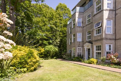 1 bed property, in Malden Court, £235,000