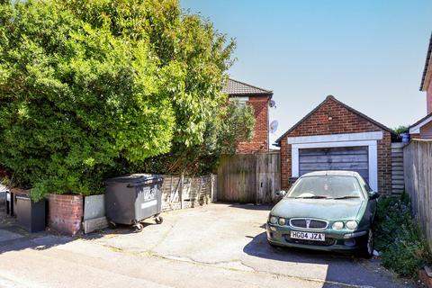 5 bed property, in Richmond Park Road, £385,000
