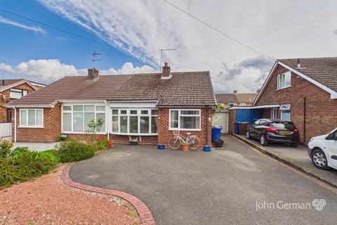 2 bed property, in Westmead Road, £289,000