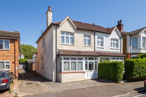 3 bed property, in St. James Avenue, £550,000