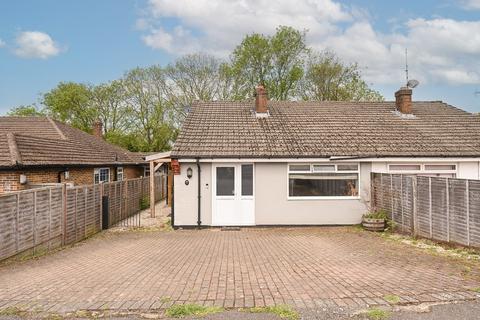 2 bed property, in Hillcroft Road, £450,000