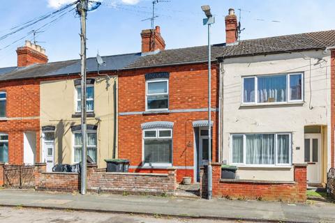2 bed property, in Cromwell Road, £195,000