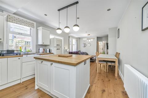 3 bed property, in Weir Road, £750,000