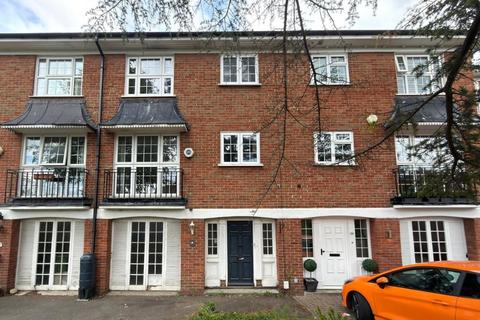 4 bed property, in 25 Stanley Avenue, £410,000
