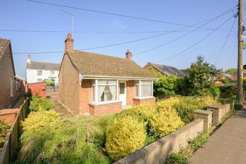 2 bed property, in Main Road, £170,000