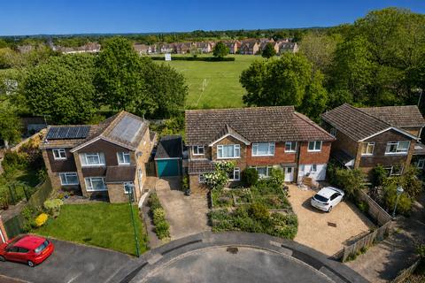 3 bed property, in Bishops Close, £475,000