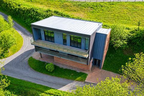 4 bed property, in Striking Very Spacious Contemporary Home, £595,000