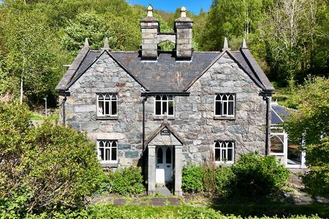 3 bed property, in Fronallt, £350,000