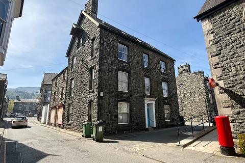 9 bed property, in Plas Yn Dre, £275,000