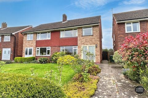 3 bed property, in Hewitt Avenue, £240,000