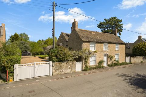 4 bed property, in Main Street, £1,250,000
