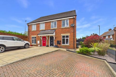 3 bed property, in Moorgate Avenue, £220,000