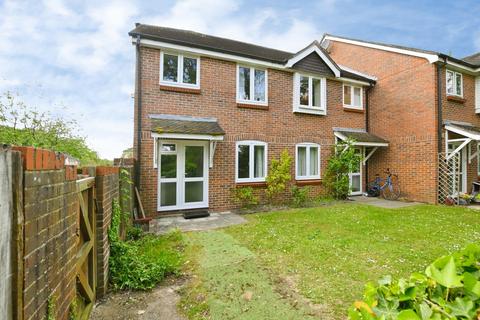 1 bed property, in Oakwood Close, £175,000