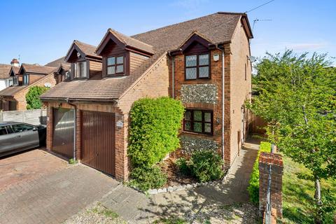 3 bed property, in Heath End Road, £585,000
