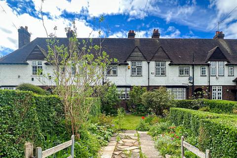 3 bed property, in Fieldway, £375,000