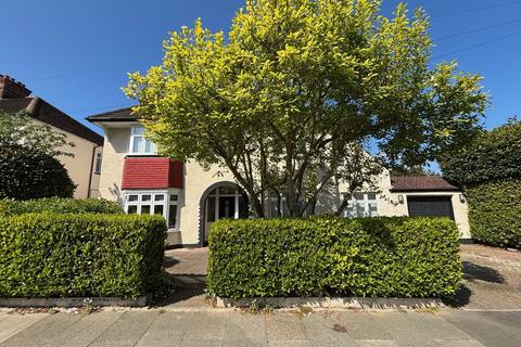 3 bed property, in Minster Road, £900,000