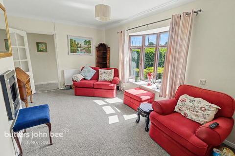 3 bed property, in Waterside Drive, £135,000