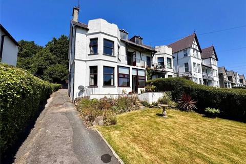 5 bed property, in Dolydd, £270,000