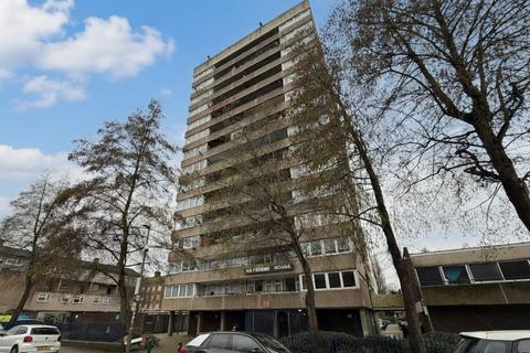 2 bed property, in Flat 7 Hayesend House, £180,000
