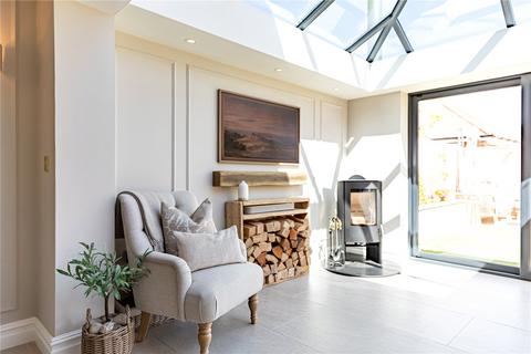 6 bed property, in Orchard End, £750,000