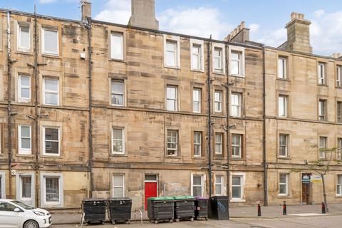 1 bed property, in Buchanan Street, £155,000