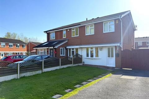 2 bed property, in Buckingham Close, £182,500
