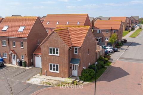 3 bed property, in Parklands Avenue, £239,950