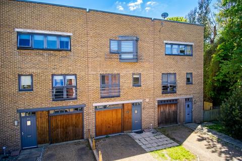 4 bed property, in Bertram Way, £400,000
