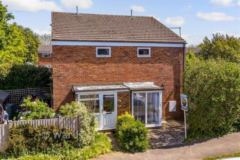 1 bed property, in Poyntell Road, £200,000
