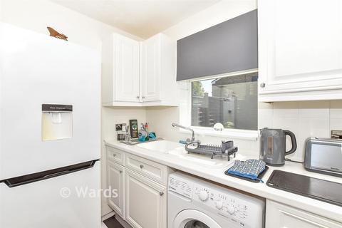 1 bed property, in Poyntell Road, £200,000
