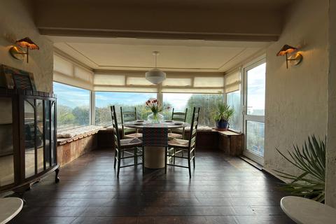4 bed property, in Brambletyne Avenue, £695,000