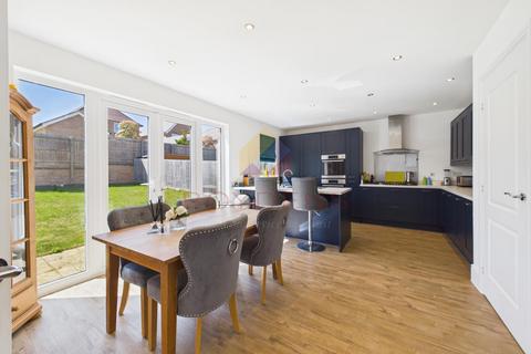 4 bed property, in Raven Gardens, £625,000