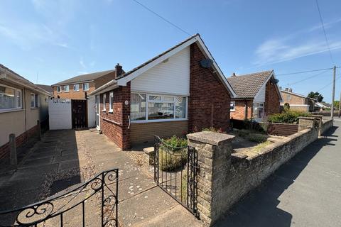 2 bed property, in Queens Road, £130,000