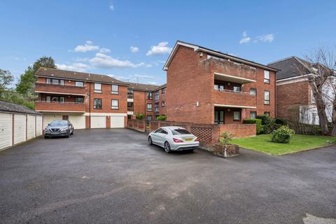 2 bed property, in Green Lane, £375,000